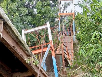 Jembatan Penghubung Desa di Probolinggo Ambrol