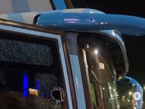 Video: Bus Persela Lamongan Dilempari Batu Usai Lawan PSS Sleman