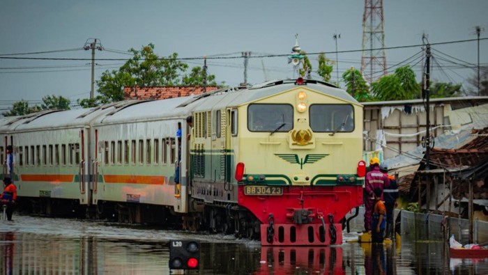 KAI Beri Refund 100% Tiket Kereta Akibat Banjir di Daerah Operasi 1 dan 4 Jakarta 17-18 Januari 2026