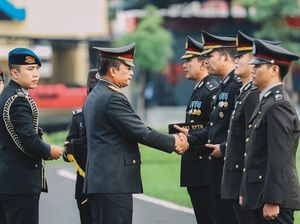 Kapolda Jatim Anugerahkan Satyalancana Pengabdian ke 2.684 Personel