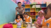 Momen Kapolres Kediri Kota Antar MBG di TK Kemala Bhayangkara