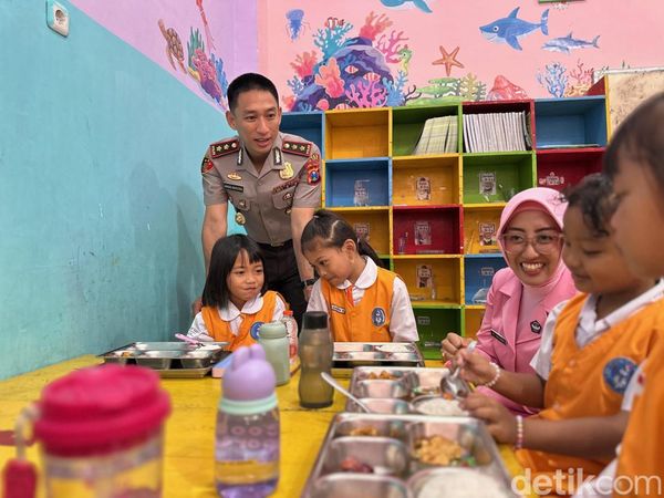Momen Kapolres Kediri Kota Antar MBG di TK Kemala Bhayangkara