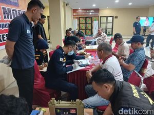 Keluarga 3 Kru ATR 42-500 Jalani Tes Antemortem di Posko DVI Polda Sulsel