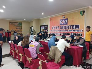 Tangis Keluarga Pegawai KKP Korban Pesawat ATR 42-500 di Pos DVI Polda Sulsel