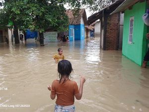 Kemensos Salurkan Bantuan untuk Korban Banjir di Bekasi