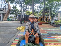 Langkah Panjang Komar dan Tahu yang Menopang Hidup