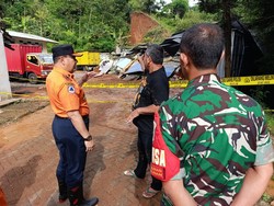 Hujan Deras Picu Longsor yang Hantam Pabrik Air Minum di Sumedang