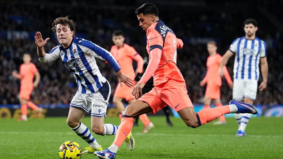Aksi Joao Cancelo saat memberikan serangan ke pertahanan Sociedad. (Foto: Getty Images/Juan Manuel Serrano Arce)