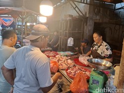 Harga Daging Ayam di Pasar Tavip Binjai Masih Tinggi