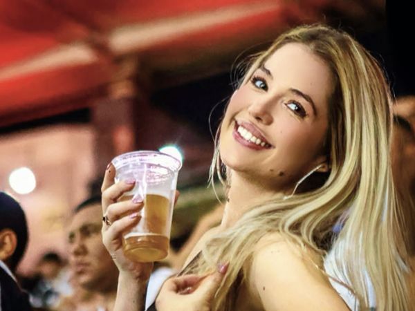 Mantan Selingkuhan Pesepak Bola Muncul, Ngaku Dipaksa Minum Urin