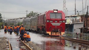 Pengamat: Overstappen Bisa Jadi Solusi Saat Kereta Terjebak Banjir, tapi...