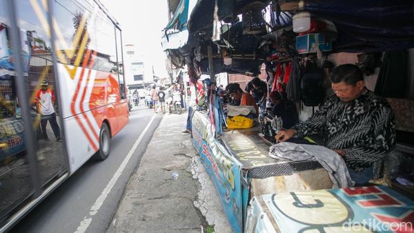 Mengais Rezeki dari Jahitan dan Sol Sepatu