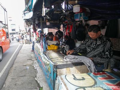 Mengais Rezeki dari Jahitan dan Sol Sepatu