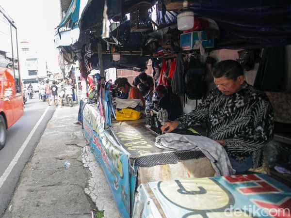 Mengais Rezeki dari Jahitan dan Sol Sepatu