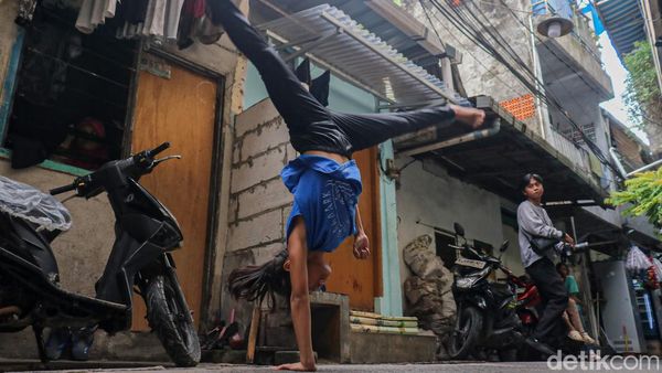 Foto: Menyusuri Gang Sempit di Penjaringan Tempat Bocah-bocah Belajar Salto