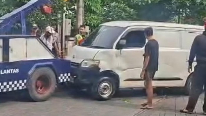 Mobil Nyemplung ke Kali karena Sopir Ngantuk di Depok