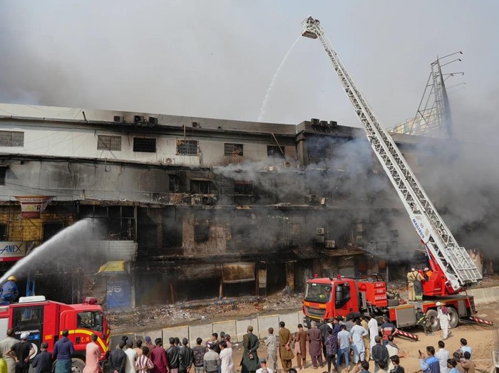 Kebakaran Dahsyat Hanguskan Mal, 14 Orang Tewas, Puluhan Hilang