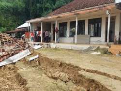 Musala di Sampang Ambruk Akibat Tanah Ambles