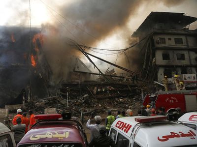 Ngeri! Mal Langsung Roboh Dilalap Api