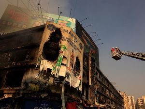 Video Korban Tewas Kebakaran Mal di Pakistan Menjadi 50 Orang