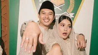 Viral Pasangan Nikah Cuma di KUA, Bajunya Bikin Salfok, Karya Desainer Top RI