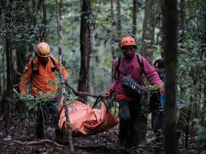 Duka Penemuan 2 Jenazah Korban Kecelakaan Pesawat ATR 42-500 di Bulusaraung