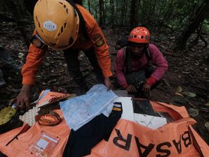 Dedikasi Tim SAR 2 Hari Evakuasi Jenazah Korban ATR 42-500 dari Lereng Bulsar