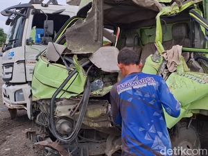 Truk Tabrak Truk di KM 90 Tol Cipularang, Satu Orang Tewas