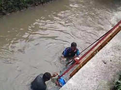 Motor Tiba-tiba Nyemplung ke Kali di Bogor, Pengendara Selamat
