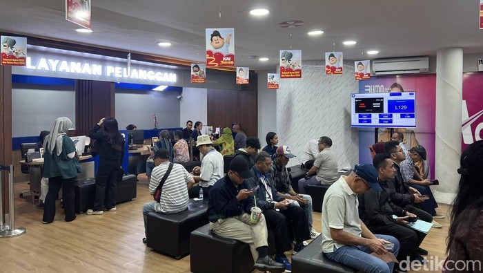 Perjalanan KA Batal Akibat Banjir, Penumpang Memilih Mobil Tegal-Jakarta