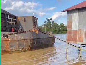 Detik-detik Ponton Nyaris Tabrak Rumah Warga di Tepi Sungai Mahakam