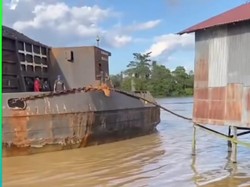 Detik-detik Ponton Nyaris Tabrak Rumah Warga di Tepi Sungai Mahakam