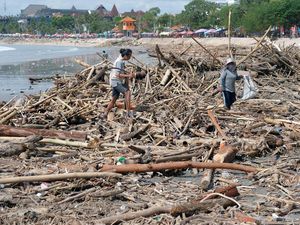 Pemkab Badung Kewalahan Tangani Sampah Pantai, Tembus 500 Ton per Hari