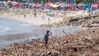 Penampakan Pantai Kuta Dipenuhi Sampah Kiriman Akibat Cuaca Ekstrem