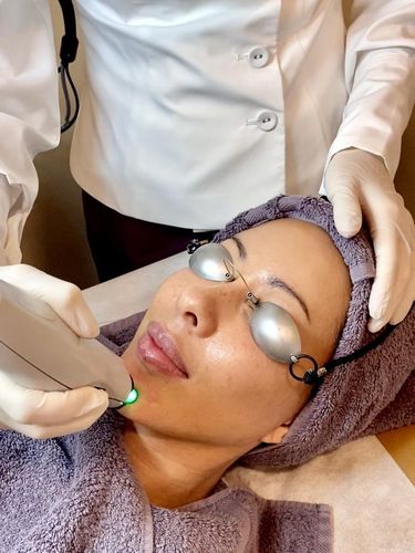 Potret Patricia Schuldtz saat menjalani perawatan kulit di Dermalogia