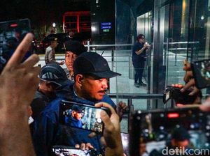Potret Wali Kota Madiun Maidi Tiba di KPK Usai Terjaring OTT