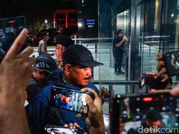 Potret Wali Kota Madiun Maidi Tiba di KPK Usai Terjaring OTT