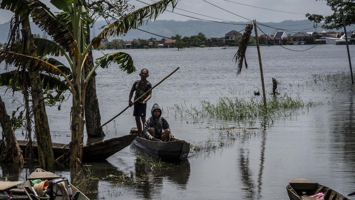 Warga Desa Mejobo Kudus Menggunakan Rakit Menembus Banjir Hidrometeorologi