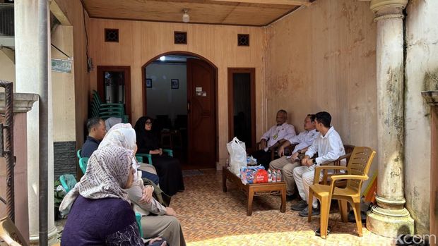 Das Haus der Eltern eines Mitarbeiters des Ministeriums für maritime Angelegenheiten und Fischerei (KKP), Ferry Irawan, in Bekasi war voller Angehöriger. (Rachma I/detikcom)
