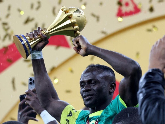Soccer Football - CAF Africa Cup of Nations - Morocco 2025 - Final - Senegal v Morocco - Prince Moulay Abdellah Stadium, Rabat, Morocco - January 18, 2026 Senegal's Sadio Mane lifts the trophy as they celebrate after winning the Africa Cup of Nations REUTERS/Amr Abdallah Dalsh