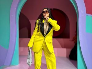 Outfit Menyala Sania: Pakai Baju Desainer Lokal, Tenteng Tas Alexander Wang