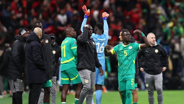 Soccer Football - CAF Africa Cup of Nations - Morocco 2025 - Final - Senegal v Morocco - Prince Moulay Abdellah Stadium, Rabat, Morocco - January 18, 2026 Senegal's Moussa Niakhate and Mamadou Sarr celebrate after the match REUTERS/Amr Abdallah Dalsh