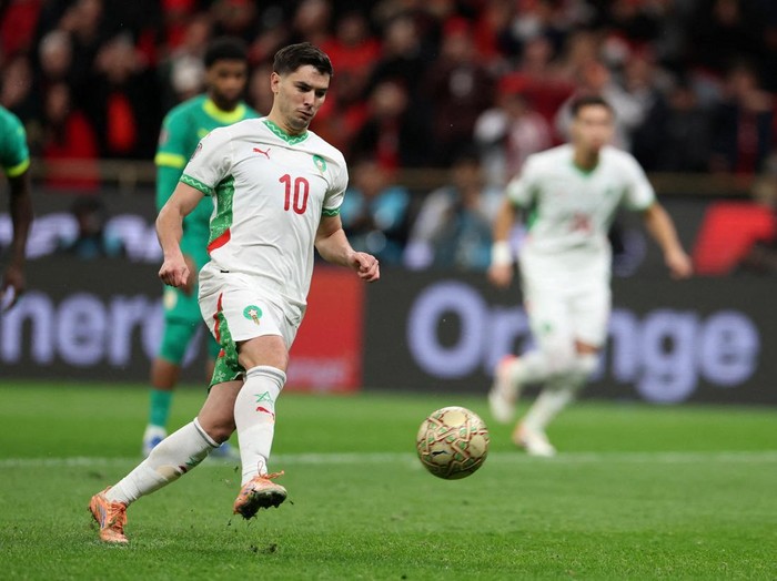 Soccer Football - CAF Africa Cup of Nations - Morocco 2025 - Final - Senegal v Morocco - Prince Moulay Abdellah Stadium, Rabat, Morocco - January 18, 2026 Senegal's Moussa Niakhate and Mamadou Sarr celebrate after the match REUTERS/Amr Abdallah Dalsh