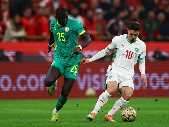 Soccer Football - CAF Africa Cup of Nations - Morocco 2025 - Final - Senegal v Morocco - Prince Moulay Abdellah Stadium, Rabat, Morocco - January 18, 2026 Morocco's Brahim Diaz in action with Senegal's El Hadji Malick Diouf REUTERS/Siphiwe Sibeko