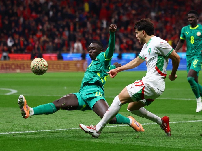 Soccer Football - CAF Africa Cup of Nations - Morocco 2025 - Final - Senegal v Morocco - Prince Moulay Abdellah Stadium, Rabat, Morocco - January 18, 2026 Morocco's Abde Ezzalzouli in action with Senegal's Antoine Mendy REUTERS/Siphiwe Sibeko