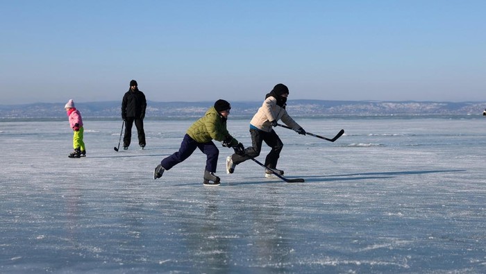 Danau Terbesar di Eropa Tengah Kembali Membeku dalam Hampir 10 Tahun