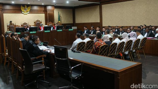 Eks Wakil Menteri Ketenagakerjaan Emanuel Ebenezer membuka rompi tahanan KPK saat akan mengikuti sidang perdana di Tipikor, Jakarta, Senin (19/1/2026). Noel menghadiri sidang dakwaan kasus dugaan pemerasan dalam proses pengurusan sertifikasi K3 di Kemnaker.