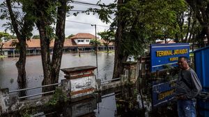 Penampakan Terminal Bus Jati Kudus Lumpuh Akibat Banjir