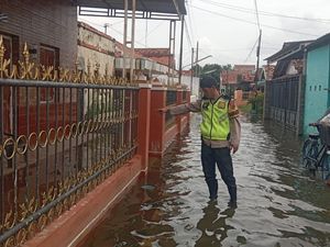 Bocah Pekalongan Kesetrum Saat Bermain di Genangan Banjir