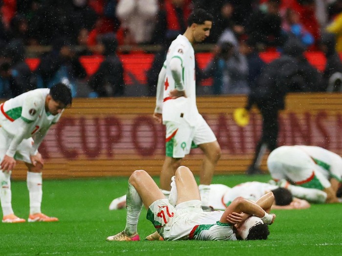 Soccer Football - CAF Africa Cup of Nations - Morocco 2025 - Final - Senegal v Morocco - Prince Moulay Abdellah Stadium, Rabat, Morocco - January 18, 2026 Morocco's Neil El Aynaoui and Morocco's Hamza Igmane look dejected after losing the CAF Africa Cup of Nations REUTERS/Siphiwe Sibeko